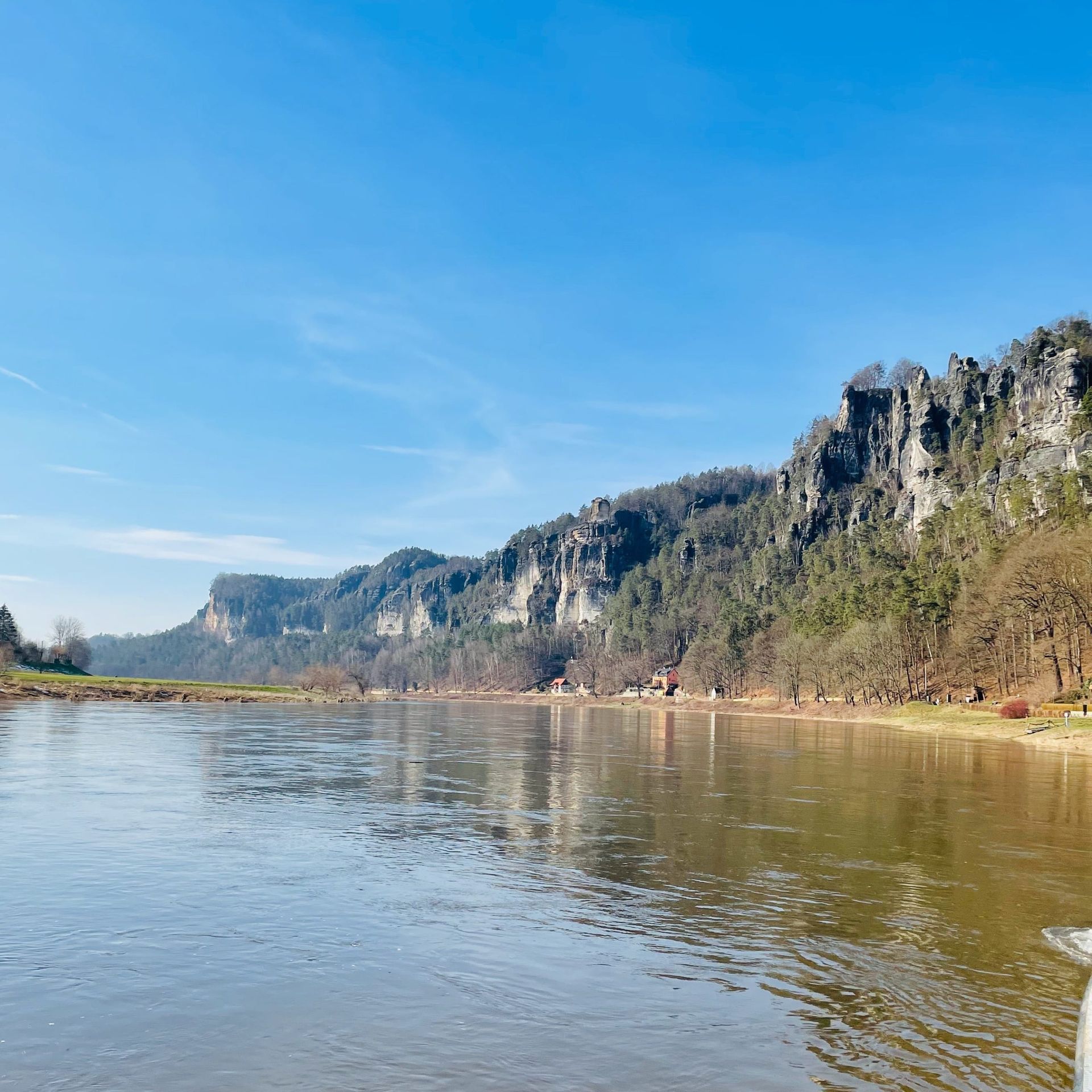 Blick über die Elbe auf die Felsen der Bastei bei Rathen